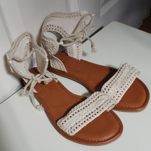 LIKE NEW Mia Sandals - Picture 3 of 4